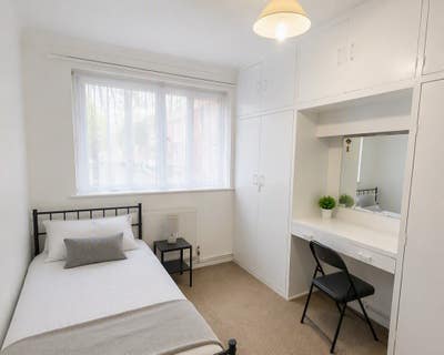 Spacious Double Room Near Barking Station Main Photo