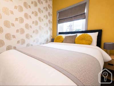Ensuite Room W/ Parking** Main Photo