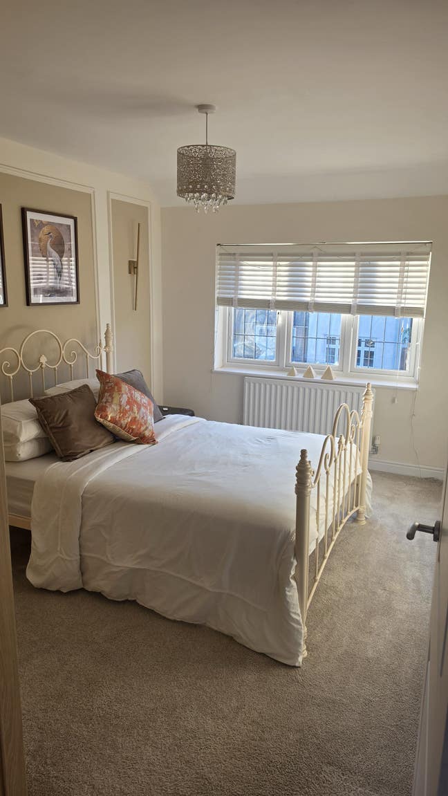 Large Double Room + Private Bathroom & Parking Main Photo