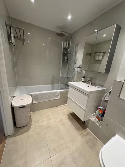 Large double room for weekday professional lodger Main Photo