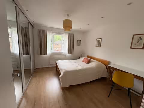 Large double room for weekdays or short let Main Photo