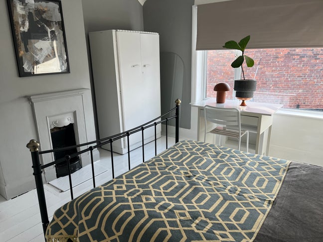 Large bright clean room available NOW Derby Main Photo