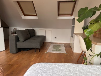 Lovely spacious studio room with ensuite Main Photo