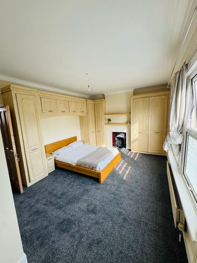 S East London Massive EnSuite Room 2 Minutes to BR Main Photo