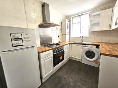 Modern two bed flat in Barking IG11 Main Photo