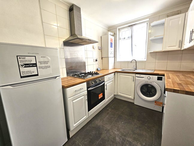 Modern two bed flat in Barking IG11 Main Photo