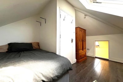 1 attic room available in N4 London  Main Photo