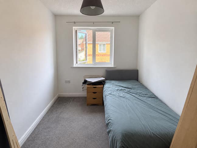 Small double room available now  Main Photo
