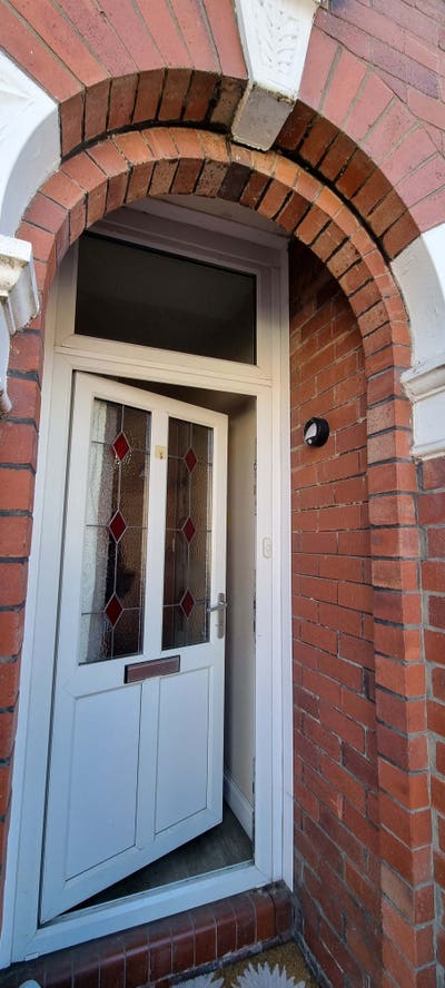 Quiet, double room available in 2 bed house Main Photo