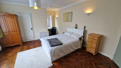 Spacious Ensuite Room in Old Town  Main Photo