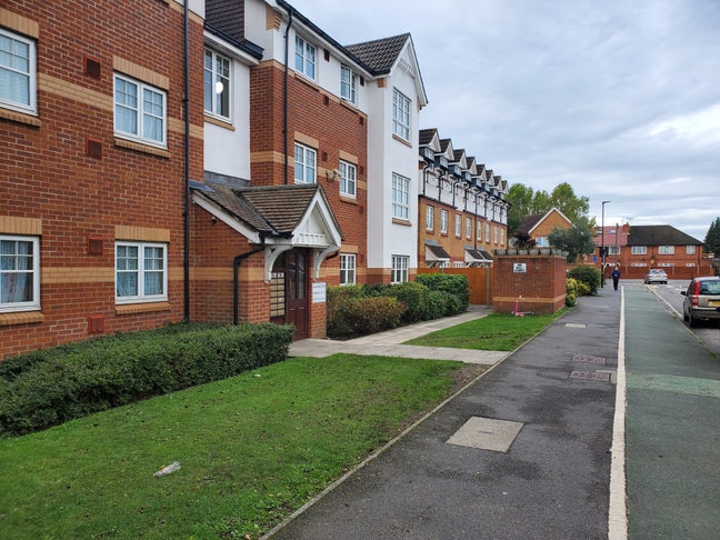 Nicely Presented 2 Bed Apartment close to Hounslow Main Photo