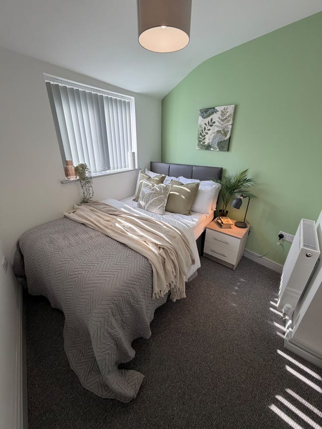 Modern Double En-Suite Room | Bills Included  Main Photo