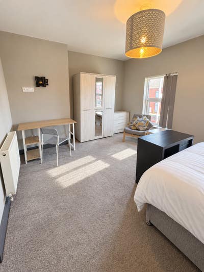 1 Large Double En-Suite Room Available in CH44!  Main Photo