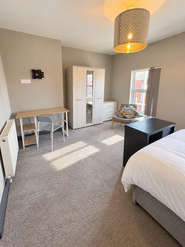 1 Large Double En-Suite Room Available in CH44!  Main Photo