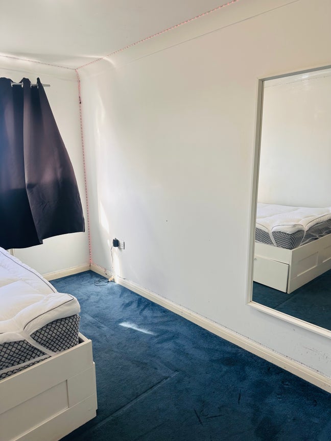A good-sized room is available to rent in a clean  Main Photo