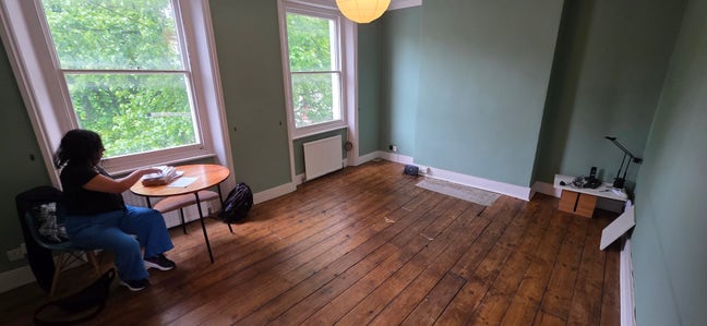 Large Sunny Furnished room in two floor flat  Main Photo