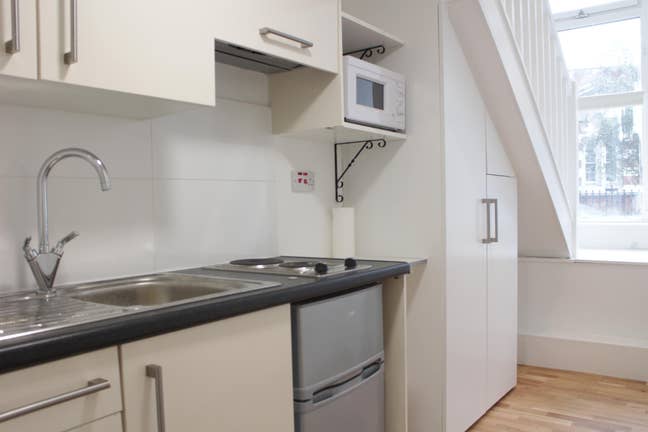 !! Renovated Large Double Bedsit in Kensington !! Main Photo