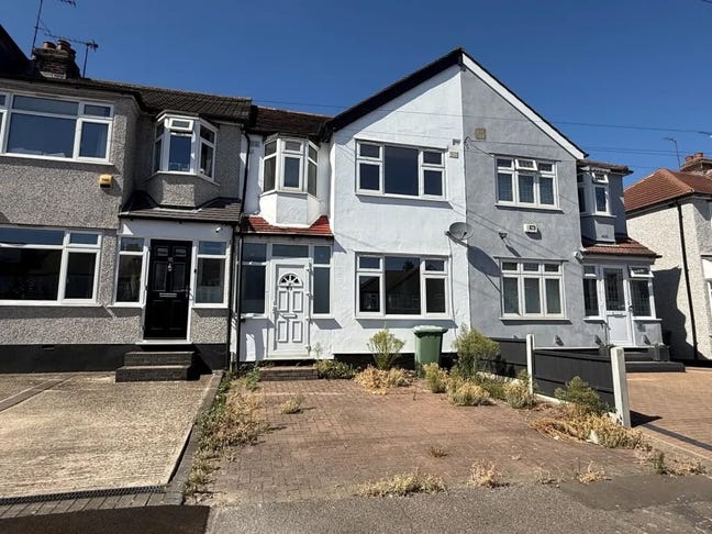 Newly Refurbished 3 Bed House Near Romford Avl  Main Photo