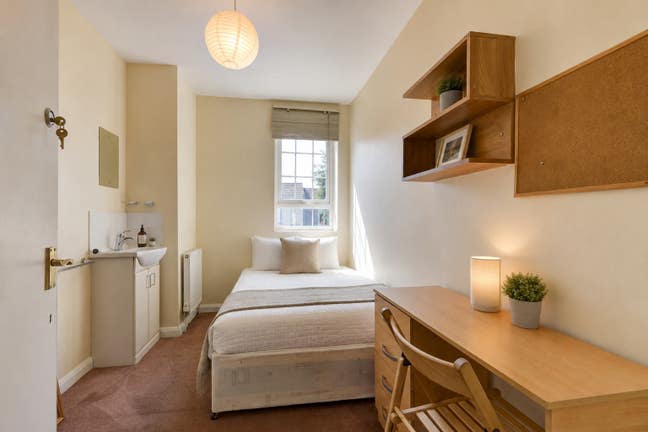 Double rooms near the hospital – &pound;650pcm Main Photo