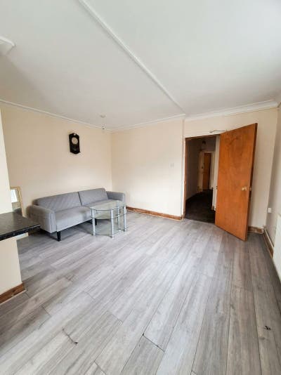 Three Bedroom Furnished Flat in Central Reading Main Photo