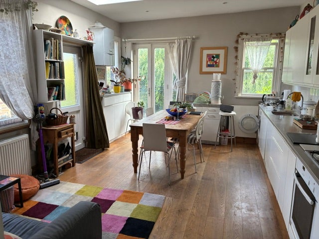 Bright double loft room with private toilet/shower Main Photo