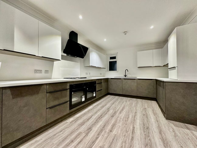 Central Accommodation - Addison Road Main Photo