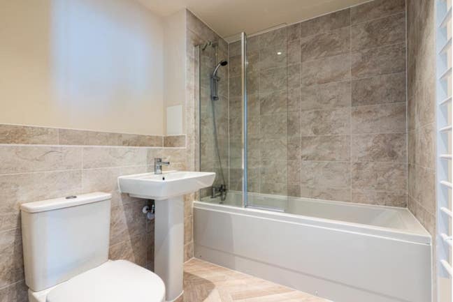 One Double bedroom with separate bathroom to rent Main Photo
