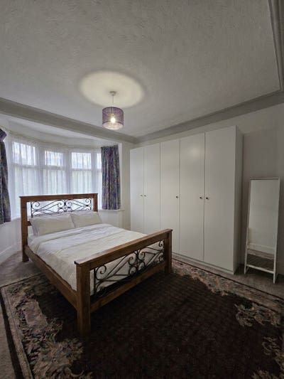 Double Bedroom in a Family Home  Main Photo