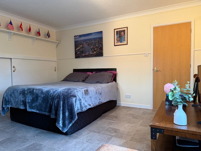 Spacious Bedroom in a Nice House Main Photo