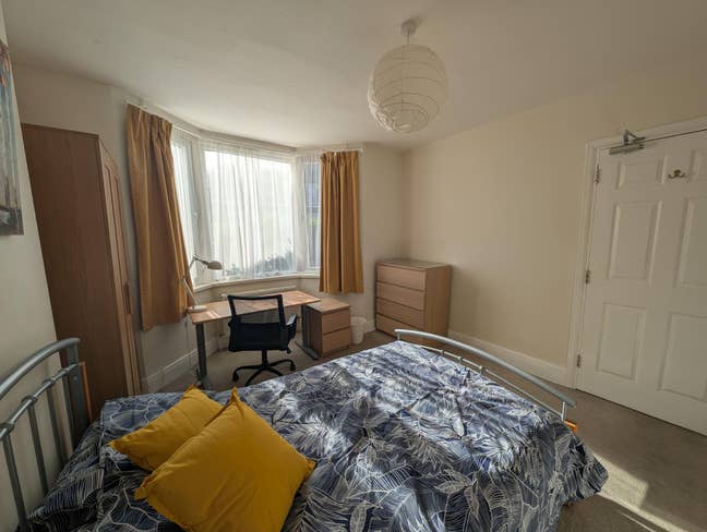 Large room, good location, SN1  Main Photo