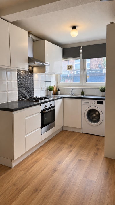 25c Newly 4 bed flat furnished in N17  Main Photo