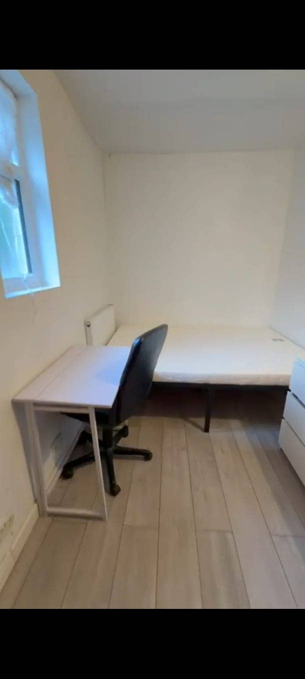 Single Room Available – Whitechapel | From 10th Oc Main Photo