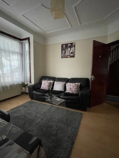 Bright and Spacious double room  with garden   Main Photo