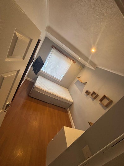 Single Bedroom in a Two Bedroom Flat.  Main Photo