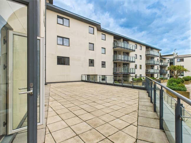 Short to Long Let 2 Bed 2 Bath FF Balcony Main Photo