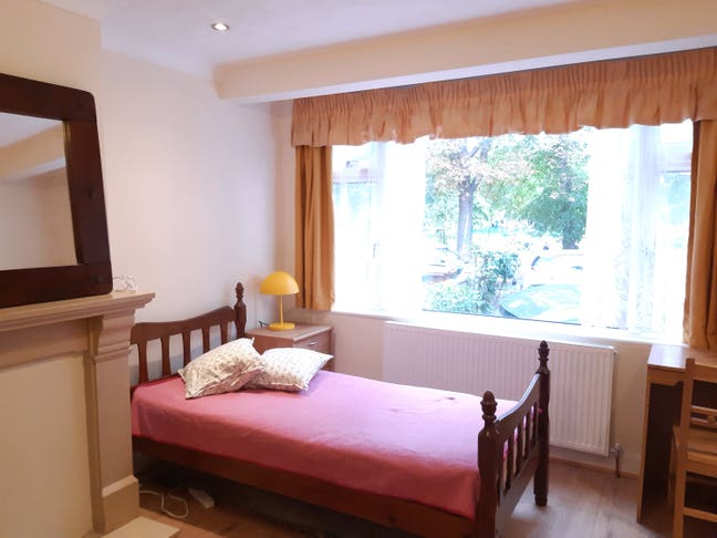 Double room 2 mins from Sutton High Street Main Photo