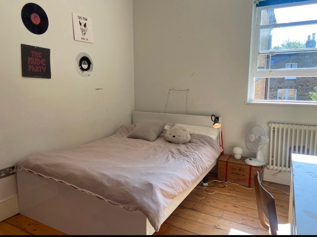 Bright double room with wood floors & modern bath Main Photo