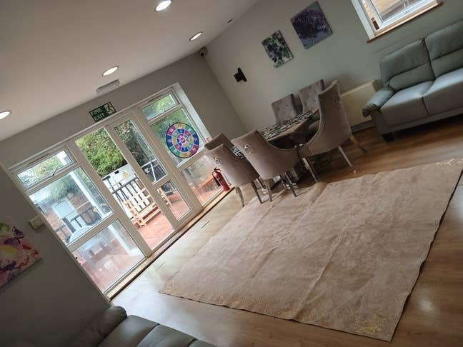 Rooms in a clean house with a shared large recepti Main Photo