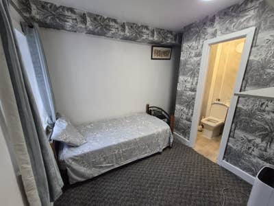 ***Spacious Double Bedroom with an ensuite Main Photo