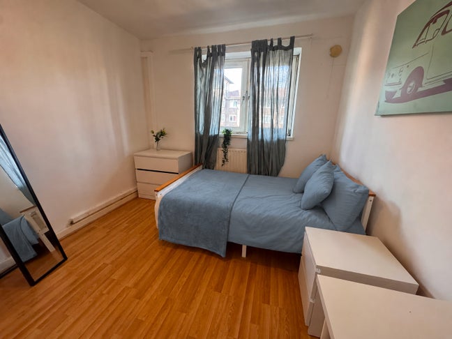 Cosy Double Room with Large Window - E2 Main Photo