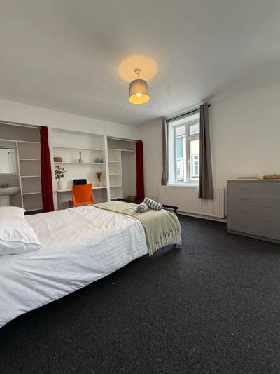 Modern Double Room in central Bournemouth Main Photo