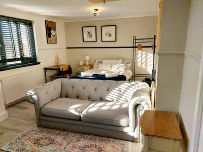 Modern room in East  Kilbride with a balcony Main Photo