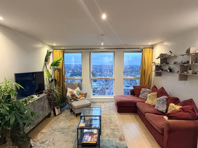 Modern 2 Bed Flat–Almost Sole Use–Bills Included Main Photo