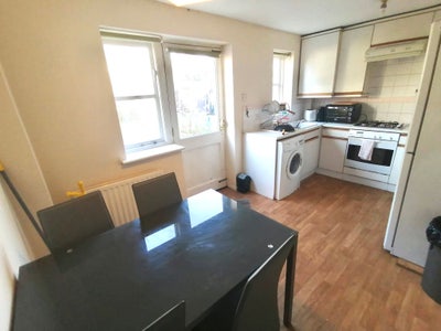 3 bedroom flat for family or 2 professionals Main Photo