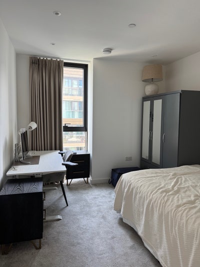 Modern Room in Tower Hill Main Photo