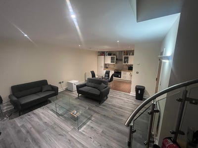 Royal Victoria Double w/ Ensuite & Private Entranc Main Photo