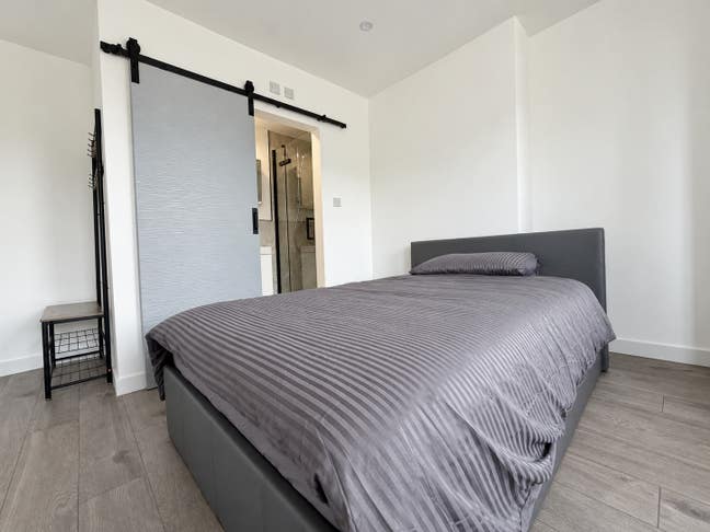 Single, Double and En-suite rooms -5 min walk ACA  Main Photo