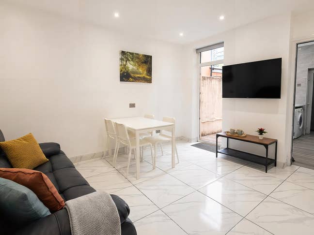 ** All Double Rooms & Modern ** Main Photo