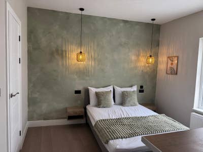 Luxury En-Suite Rooms | Private Kitchenette | LU2  Main Photo