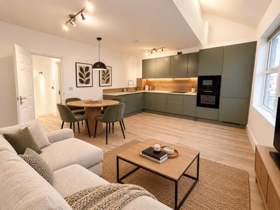BRAND NEW 4 bedroom, 2 bathroom in Shepherd’s Bush Main Photo